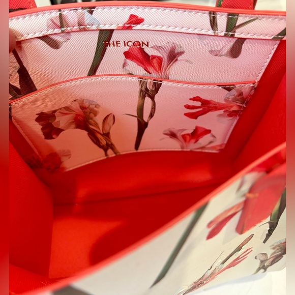 NWT TED BAKER LONDON “THE ICON” 
IRIS PRINT TOTE

SHE IS SO PRETTY!👛🌷🌸 - Picture 9 of 12